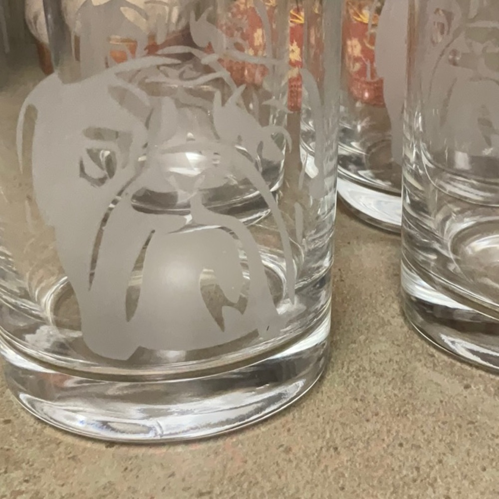 Set of 4 crystal etched “Bulldog “ old fashioned glasses! Mint condition. As new - Picture 3 of 6
